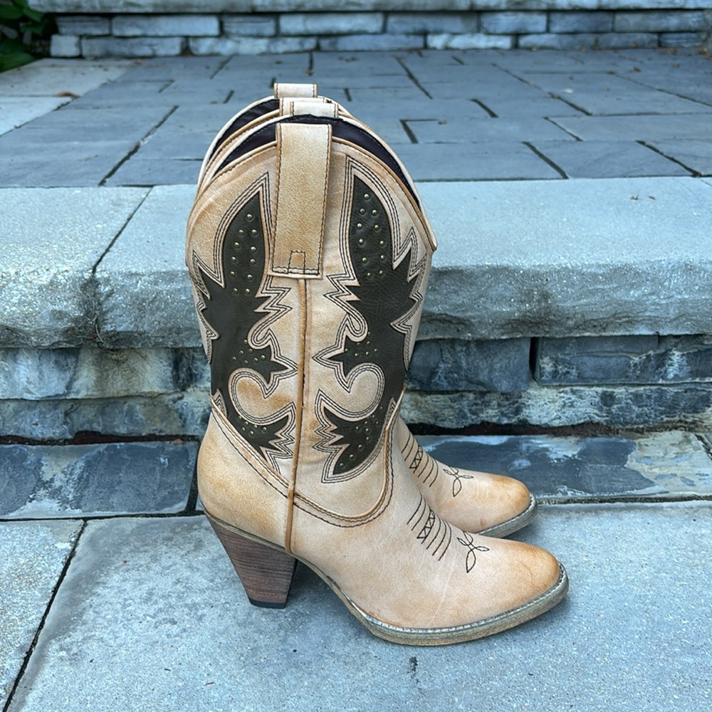 NWOT Very Volatile Boots Size 7.5